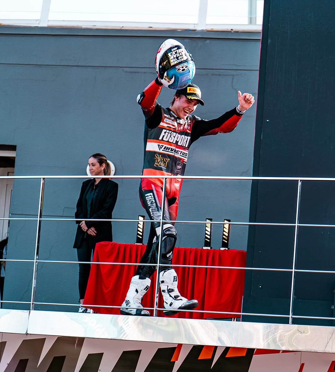 Milan Pawelec w złożeniu na motocyklu Moto2 podczas jazdy po torze